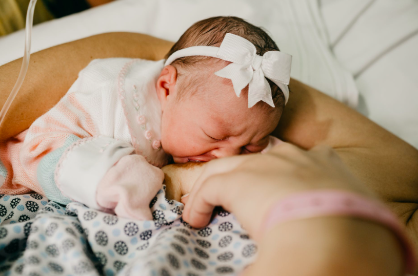 Breastfeeding mother to new born kid