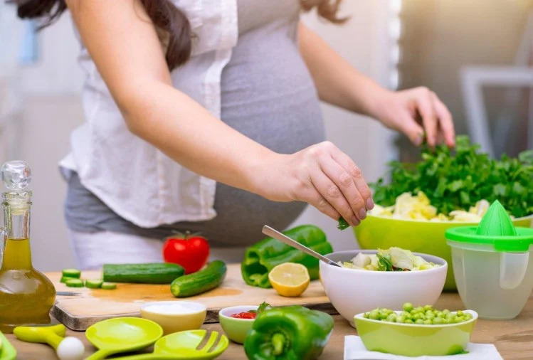 Pregnant Woman having diet food