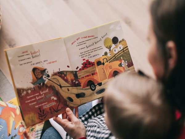 Kids reading story with mom