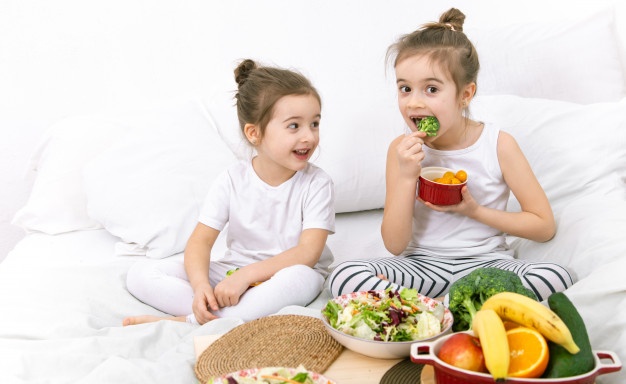 Kids eating veggie