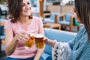 can a breastfeeding mother take alcohol
