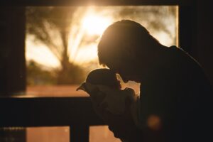 dad supporting newborn